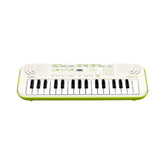 Teclado mini de 32 teclas Casio SA-50H2 con adaptador — vista completa sobre fondo blanco