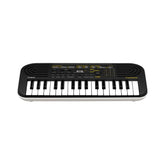 Teclado mini de 32 teclas Casio SA-51H2 con adaptador — vista completa sobre fondo blanco