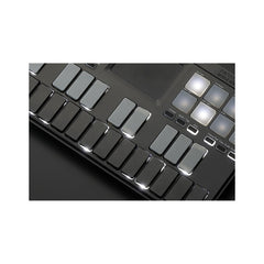 Controlador MIDI Korg nanoKEY Studio con teclas pads y control XY — vista 2